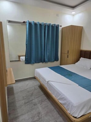 Frette Italian sheets, premium bedding, desk, laptop workspace - D-Avana Bliss Retreat Homestay (Ratu)