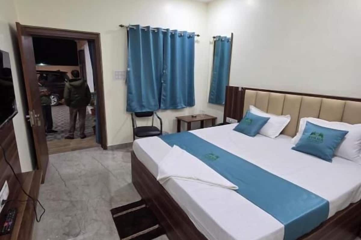 Luxury Room, Garden View | Frette Italian sheets, premium bedding, desk, laptop workspace