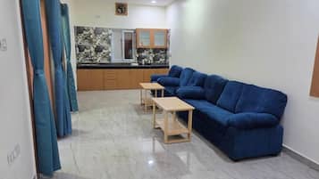 Familienapartment, Gartenblick | Wohnbereich | 36-Zoll-Smart-TV mit Digitalempfang