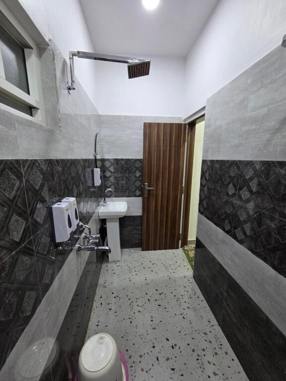 Superior Studio Suite, Lanai, Garden View | Bathroom | Shower, towels, soap, shampoo