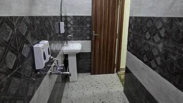 Superior Studio Suite, Lanai, Garden View | Bathroom | Shower, towels, soap, shampoo