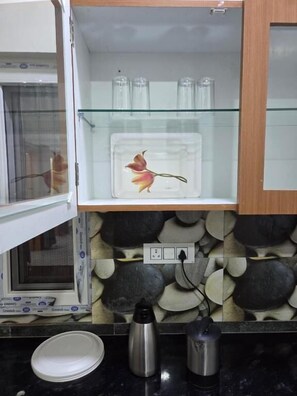 Peti sejuk/penyejuk beku saiz penuh, dapur, pembancuh kopi/teh 