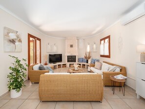 TV, fireplace - Villa Sanchez – Comfort and tranquility by the sea. (Santanyi)