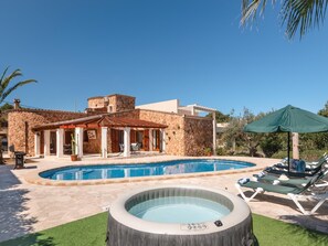 Pool - Villa Sanchez – Comfort and tranquility by the sea. (Santanyi)