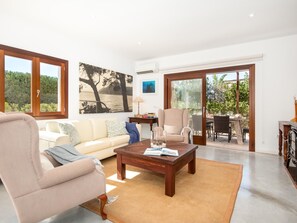 TV, fireplace - Ca Na Lida – Beautiful villa for 8 guests in Cala Santanyí (Santanyi)