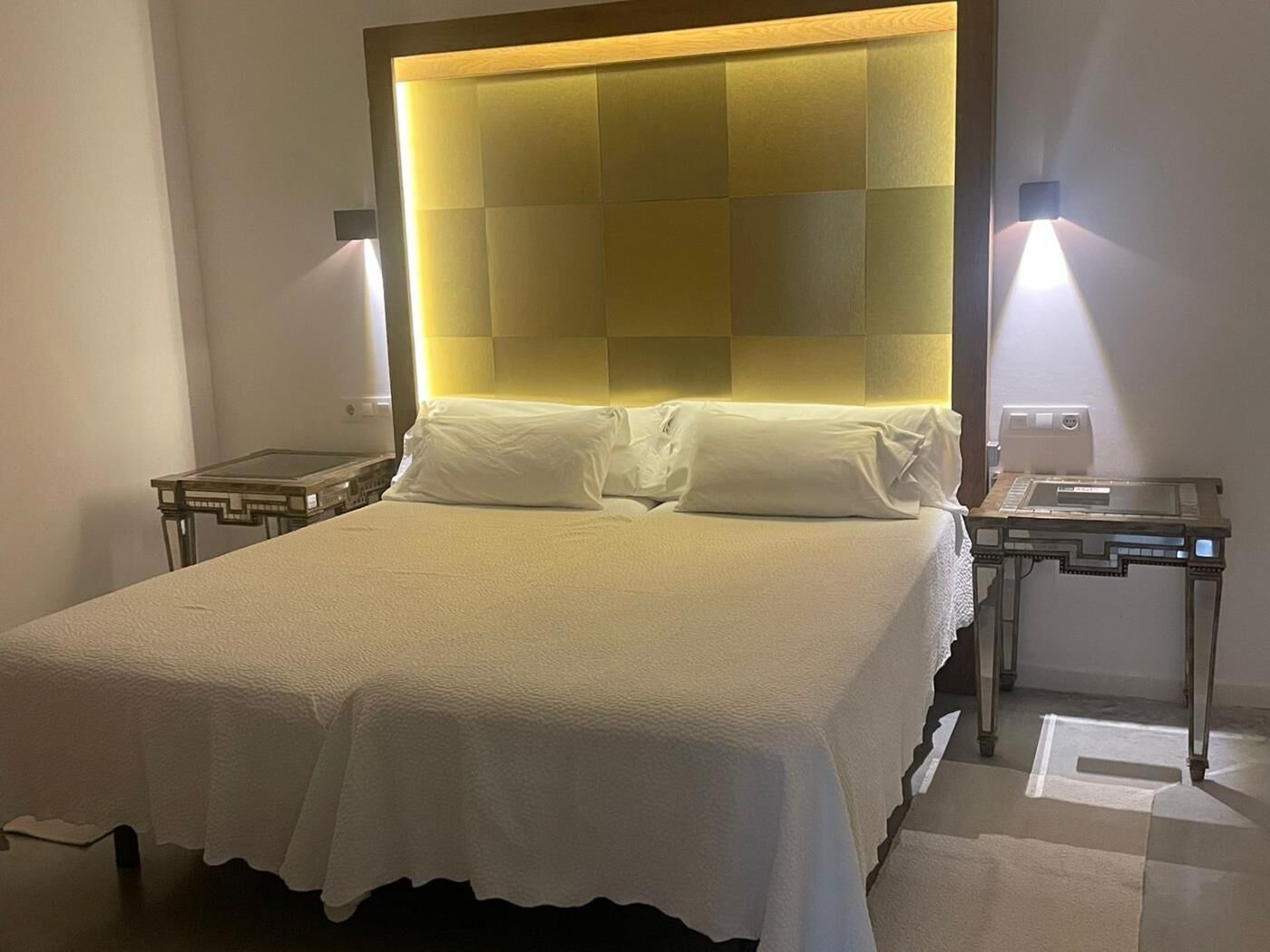 Iron/ironing board, Internet, bed sheets