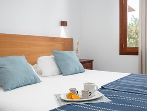 Tabla de planchar con plancha, internet y ropa de cama 