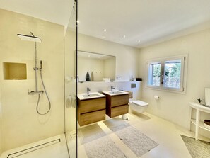 Shower, towels - Casa Guapita – Villa with private pool and sea views for 6 guests (Santanyi)