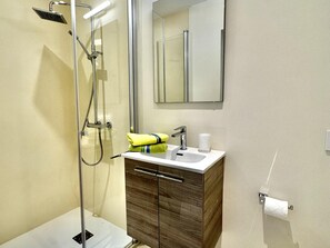 Shower, towels - Casa Guapita – Villa with private pool and sea views for 6 guests (Santanyi)