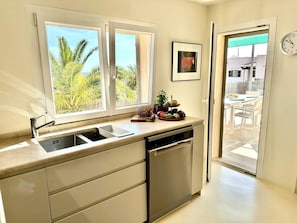 Fridge, microwave, oven, dishwasher - Casa Guapita – Villa with private pool and sea views for 6 guests (Santanyi)