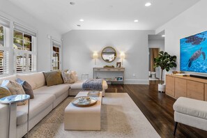 Älytelevisio, kirjoja, tietokoneen näyttö