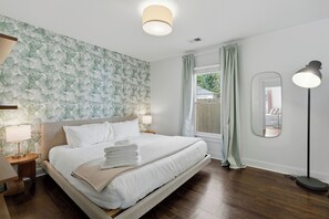 5 室のベッドルーム、セーフティボックス (室内)、デスク、アイロン / アイロン台