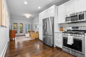 Fridge, microwave, oven, stovetop - Entire Private Property – Sleeps 15, 3 Kings, Fenced Yards & Workspaces, Decatur (Decatur)
