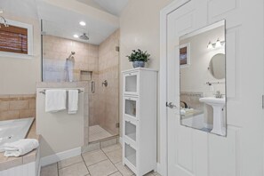 Een douche, een bubbelbad, een haardroger, handdoeken