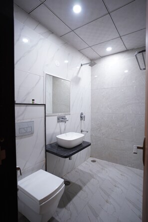 Comfort-værelse | Badeværelse | Bruser, gratis toiletartikler, håndklæder, Sæbe
