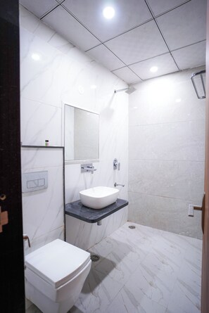 Comfort Room | Bathroom | Shower, free toiletries, towels, soap - THE SPARK INN (Jaipur)
