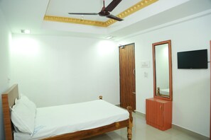 Deluxe Double Room | Bed sheets - Universal residency (Tiruvannamalai)