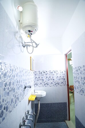 Family Room | Bathroom | Shower, rainfall showerhead, towels - Universal residency (Tiruvannamalai)
