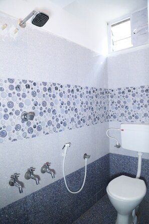 Ducha, cabezal de ducha tipo lluvia y toallas