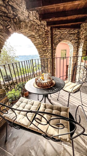 Holiday home near Cinque Terre. 20’ from La Spezia and surrounding beaches
