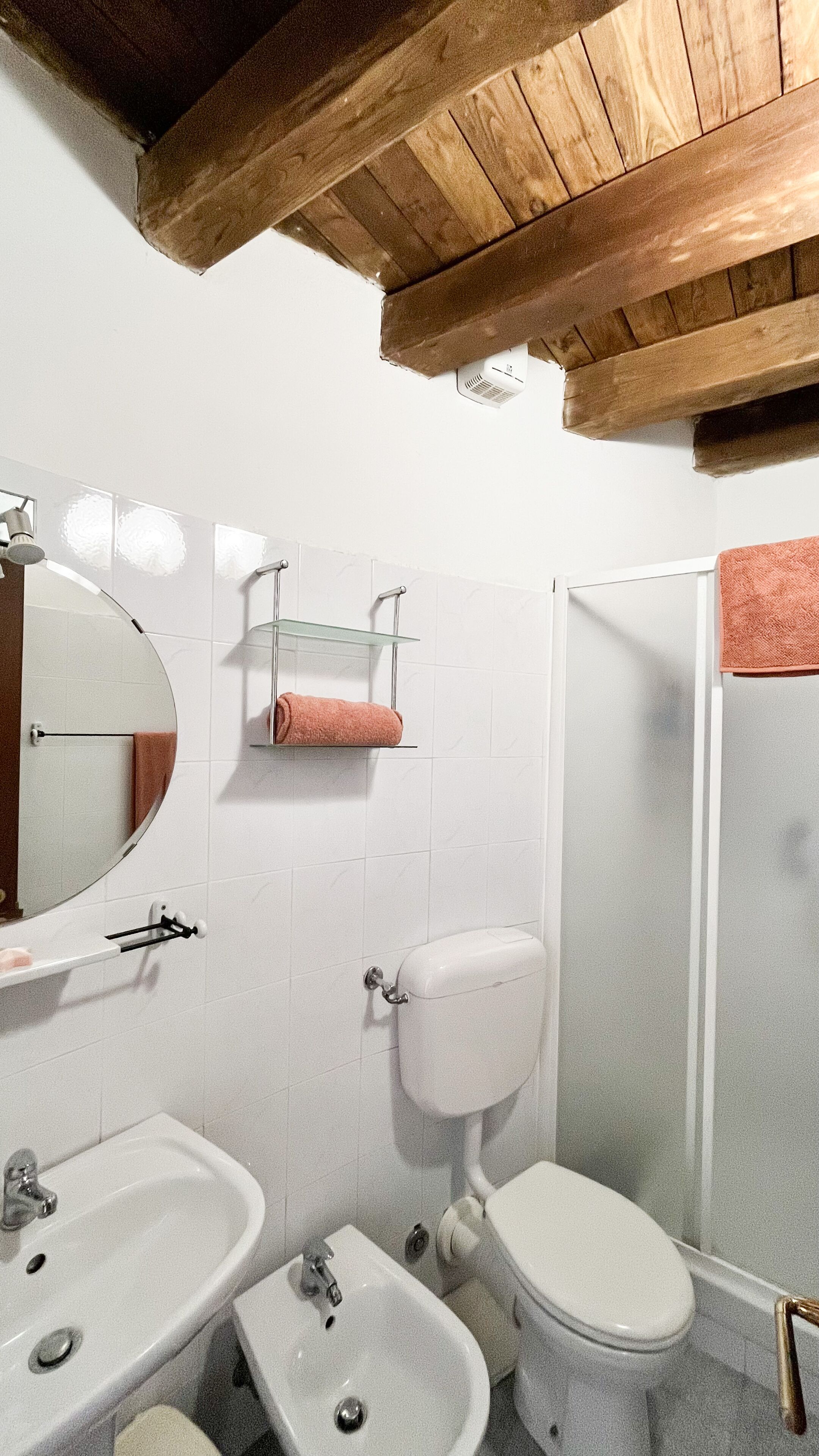 Doccia, asciugacapelli, bidet, asciugamani