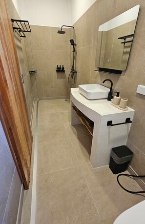 Haartrockner, Bidet, Handtücher, Seife
