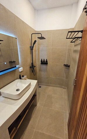 Een haardroger, een bidet, handdoeken, zeep