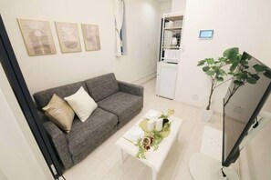 TV, computer monitors - 6 minutes to Asakusa! 1.6 km to Sky Tree! 5 minute walk from the station! Excellent for sightseeing in the Oshiage area! Newly built, clean room. (墨田区京島)