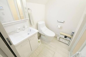 Regadera, secadora de cabello, bidet, toallas 