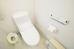 Regadera, secadora de cabello, bidet, toallas 
