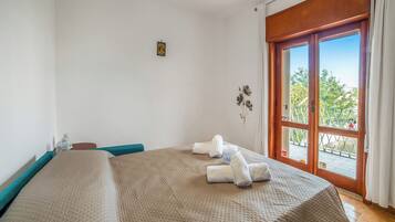 Apartamento standard, vários quartos (Tramonto D'Oro Apartment Near The) | 3 quartos, Wi-Fi de cortesia, roupa de cama