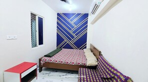 Deluxe Triple Room, Air conditioning | Hypo-allergenic bedding, desk, soundproofing, free WiFi