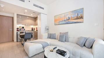 Leilighet, balkong, bassengutsikt | Oppholdsområde