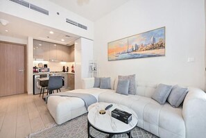 Leilighet, balkong, bassengutsikt | Oppholdsområde