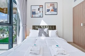 Apartamento, sacada, vista para a piscina | Ferros/tábuas de passar roupa, Wi-Fi de cortesia