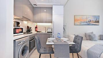 Leilighet, balkong, bassengutsikt | Innvendig