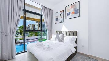 Leilighet, balkong, bassengutsikt | Strykejern/-brett og wi-fi (inkludert)