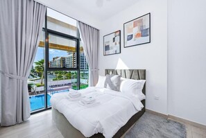 Leilighet, balkong, bassengutsikt | Strykejern/-brett og wi-fi (inkludert)