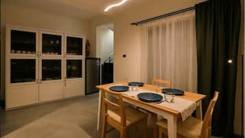 Comfort Villa, Balcony, Garden View | Dining