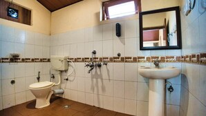 Ein Badezimmer mit Toilette, Waschbecken und Dusche.