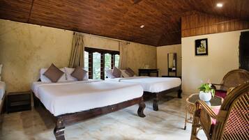 Family Room | Iron/ironing board, free WiFi