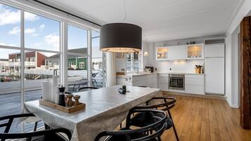 Køleskab, opvaskemaskine, køkkentøj/tallerkener/redskaber