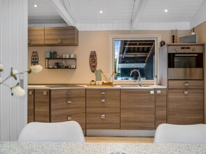 Refrigerador, microondas, lavavajillas y utensilios de cocina 