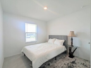 1 bedroom, WiFi - Clean, Minimalist Bedroom in Chill, Peaceful House in Fort Worth, Texas with AC (Fort Worth)