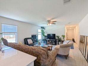 Living area - Clean, Minimalist Bedroom in Chill, Peaceful House in Fort Worth, Texas with AC (Fort Worth)
