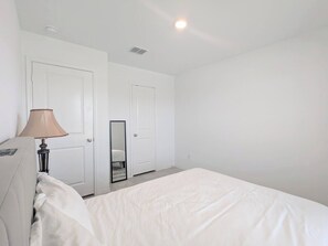 1 bedroom, WiFi - Clean, Minimalist Bedroom in Chill, Peaceful House in Fort Worth, Texas with AC (Fort Worth)