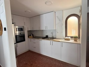 Wasserkocher mit Kaffee-/Teezubehör, Kühlschrank, Mikrowelle, Ofen