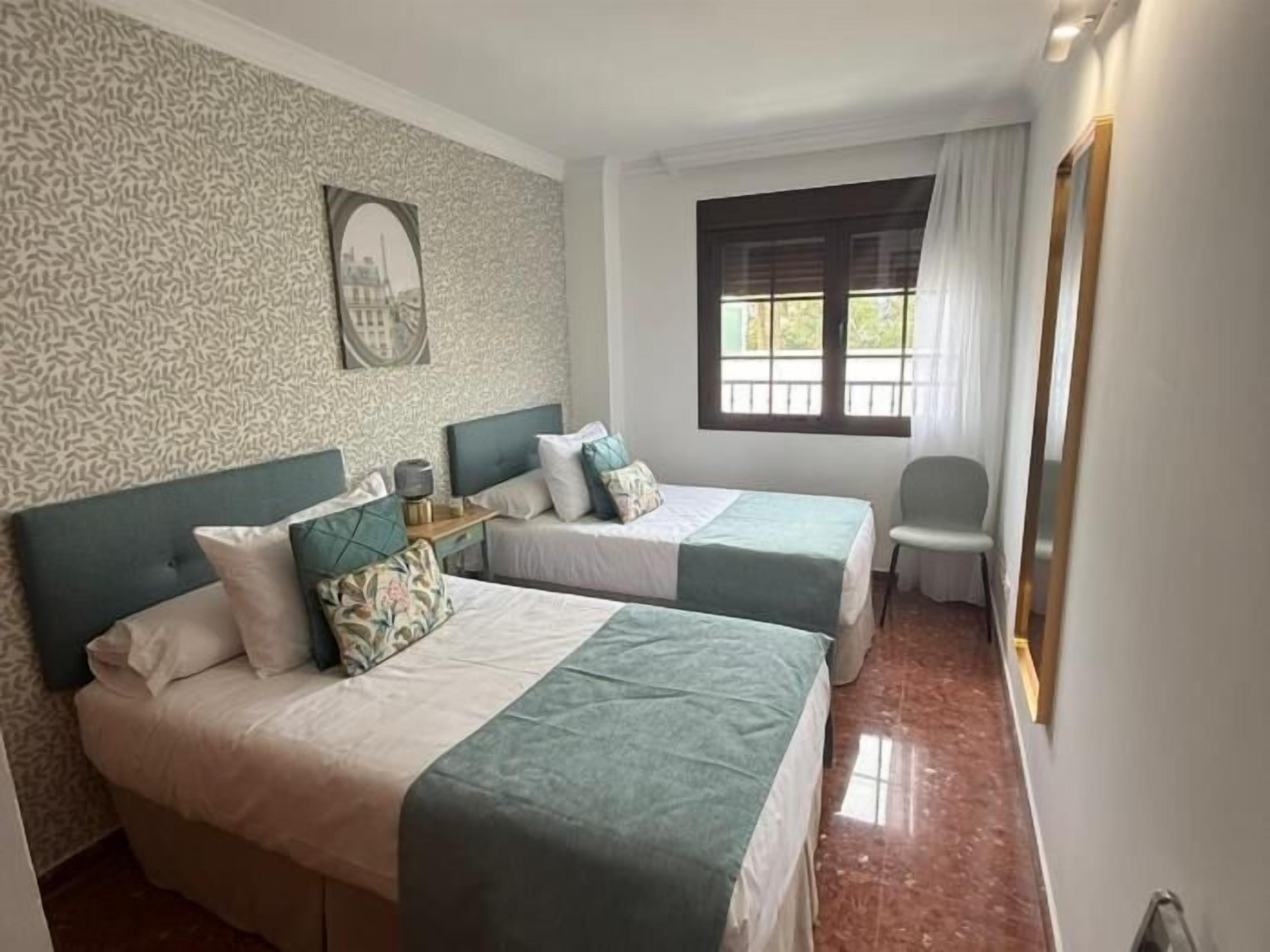 2 slaapkamers, een strijkplank/strijkijzer, internet, beddengoed