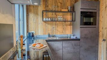 Fridge, microwave, stovetop, dishwasher