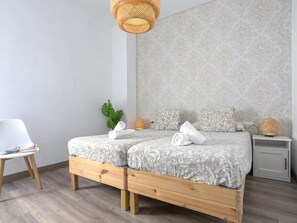 2 bedrooms, iron/ironing board, Internet, bed sheets - Sunstay Harina Attic Malaga (Málaga)